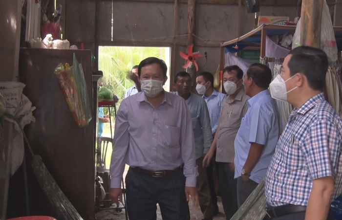 Thị ủy Vĩnh Châu kiểm tra việc xây dựng nhà ở cho hộ nghèo và tiêm ngừa vaccine phòng COVID-19